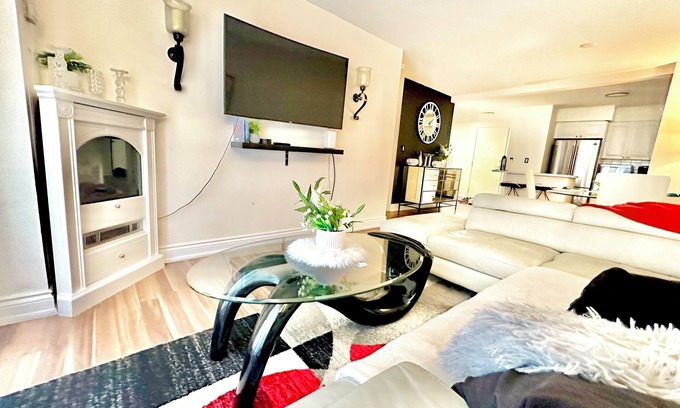 Downtown Mississauga House | Luxurious Comfy SQ1 Escape | 1BR+Den, Sleeps 4