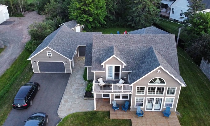 Shediac House | Luxurious cottage in the Heart of Shediac w/firepit, bike trail to Parlee beach!