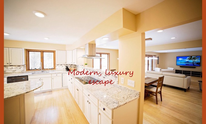 Columbus House | Luxurious Estate by Brown County (40+ Private Acres And A Pond); Great Amenities