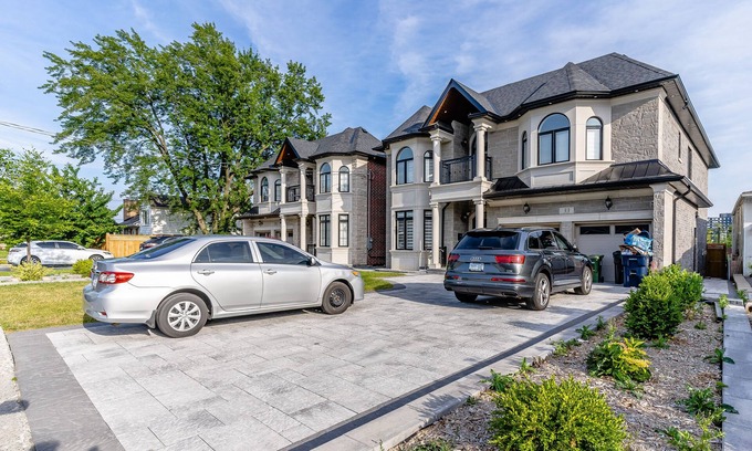 Bendale House | Luxurious Family House Near Lake Ontario