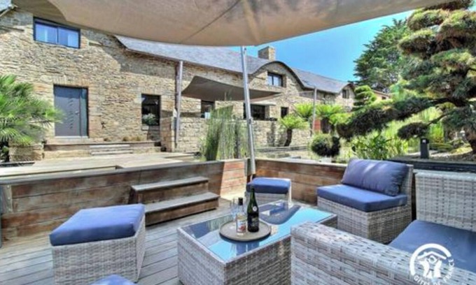 Baden Villa | Luxurious farmhouse with heated swimming pool May-September, close to the sea and Vannes