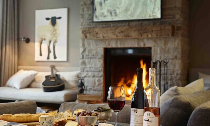 Picton Apartment | Luxurious farmhouse on Westlake Shore Sandbanks
