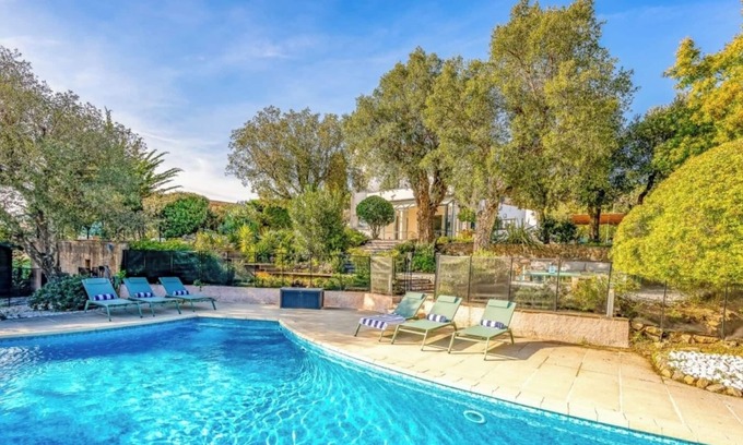 Les Issambres Villa | Luxurious villa, heated pool, beach and groceries at walking distance.