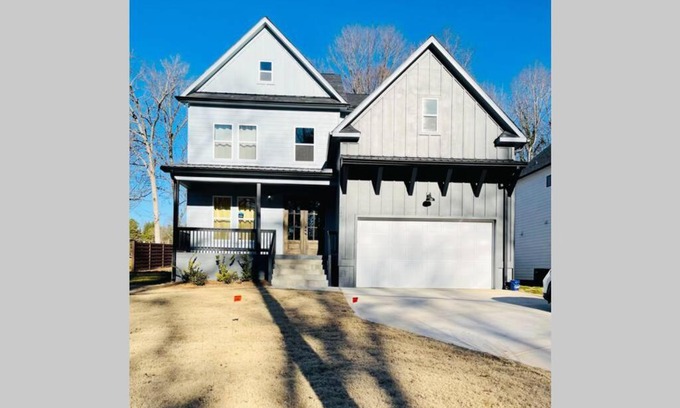 Mountain Island House | Luxurious Home for Families & Professionals