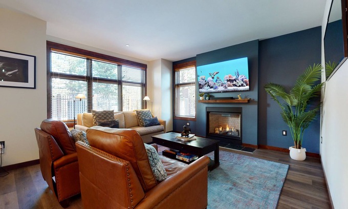Mammoth Lakes Condo | Luxurious Home on Sierra Star Golf Course. Balcony & Gas Grill, Washer/Dryer