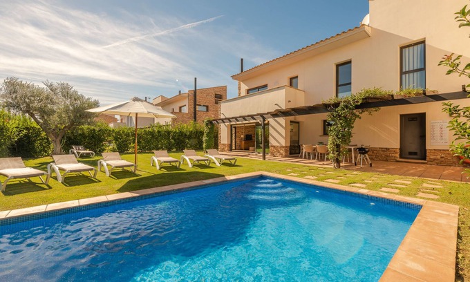 Albons House | Luxurious house 5 min from the beach. Garden and private pool in a unique environment