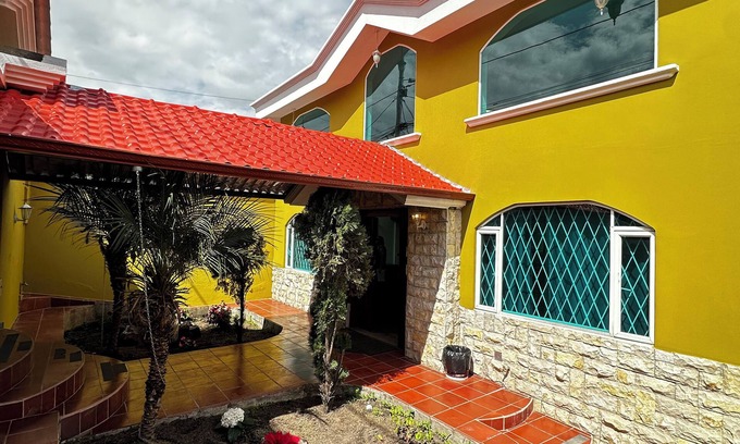 Tumbaco House | Luxurious house near the airport - Tumbaco center