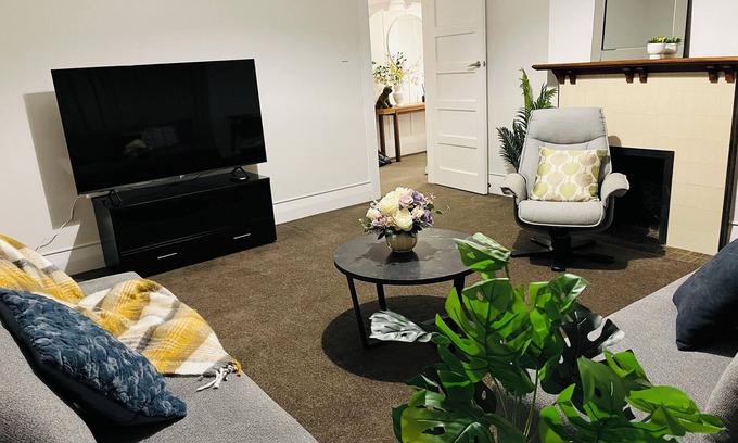 Saint Kilda House | Luxurious House Next to St Clair Beach