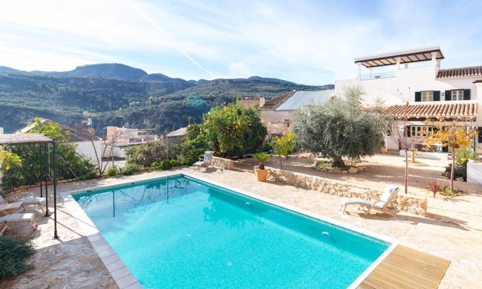 Albunuelas Cottage | Luxurious house with pool, views, and parking.