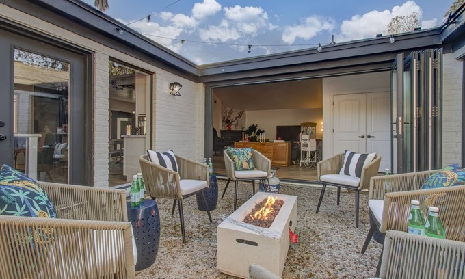 Spring Branch West House | Luxurious Jungle Themed Home In Houston