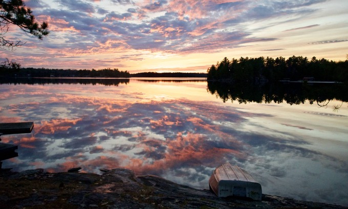 Trent Lakes House | Luxurious lake house, sunset views and Muskoka room
