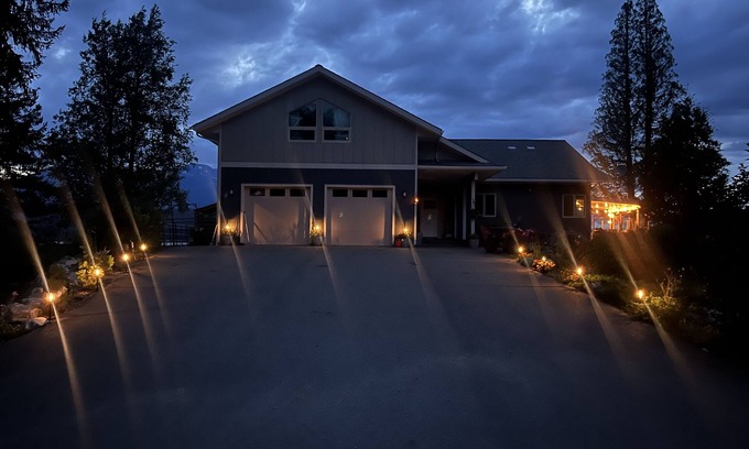 Lakelse House | Luxurious Lake Living