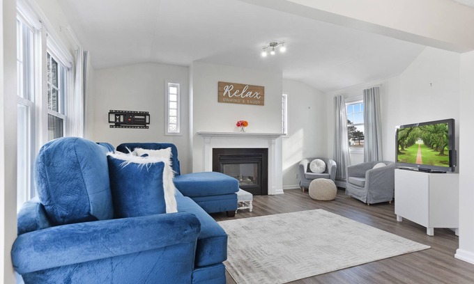 Youngstown House | Luxurious Lakefront Home- Niagara