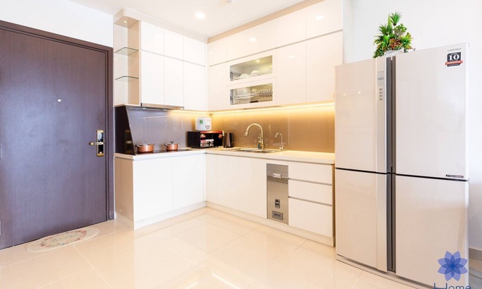 Tan Binh House | Luxurious & Modern 2Brs Apartment, Free Gym & Pool, 2.5km from airport
