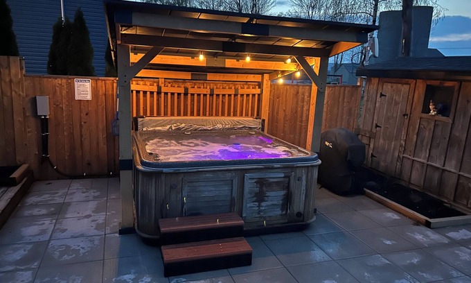 Hamilton House | Luxurious modern 4 season cottage on Lake Erie with hot tub