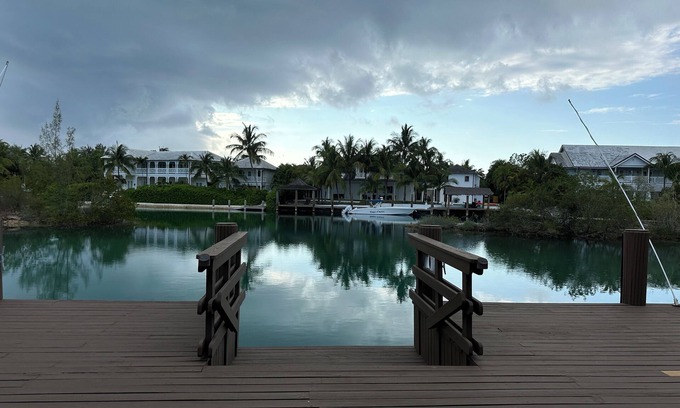 Nassau House | Luxurious 'Old Fort Bay' Large SINGLE LEVEL with 4 bedrooms each with an ensuite