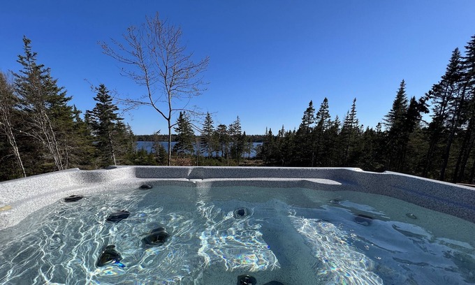 Saint Esprit Cottage | Luxurious Outdoor Hot Tub, Stunning Wooden Interior & Lake view