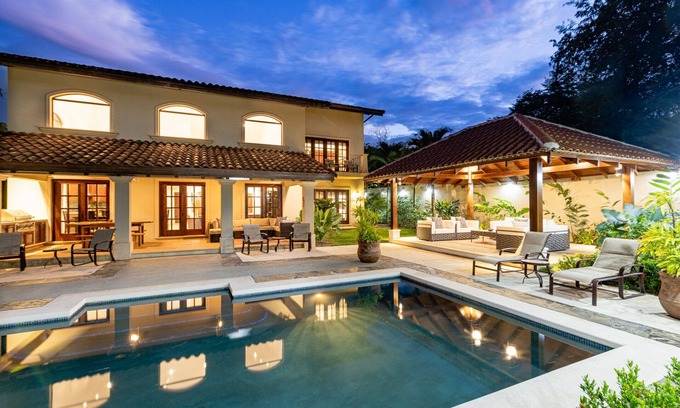 Palm Beach Estates House | Luxurious Private Home Sleeps 12 - Walking to Beach!