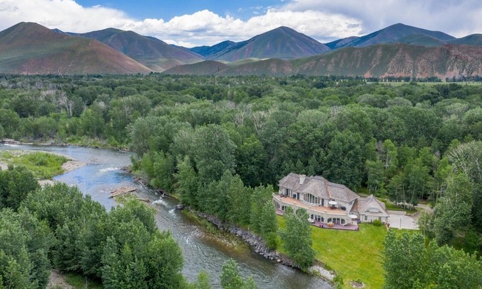 Hailey House | Luxurious Riverfront retreat- fishing, skiing, hiking, biking at your doorstep