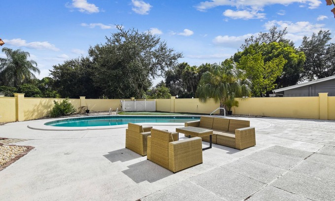 Carrollwood House | Luxurious Spacious Modern House w/AC + Heated Pool