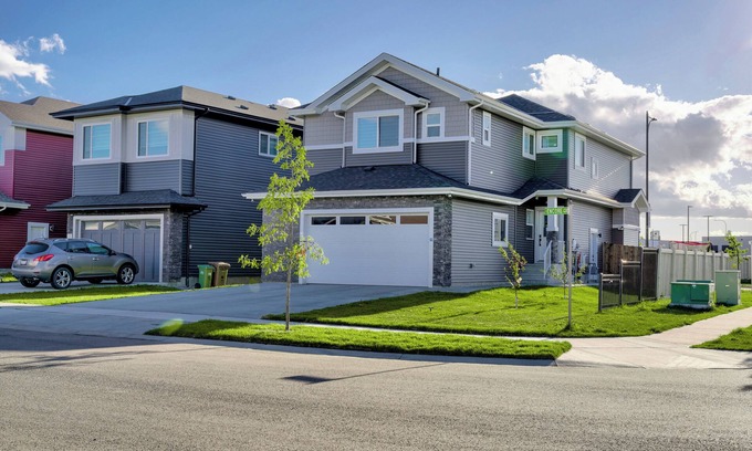 St. Albert House | Luxurious Stylish 3-bedroom building in peaceful St. Albert with WiFi and Games