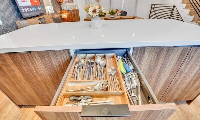 Sherman Oaks Apartment | Luxurious Townhome