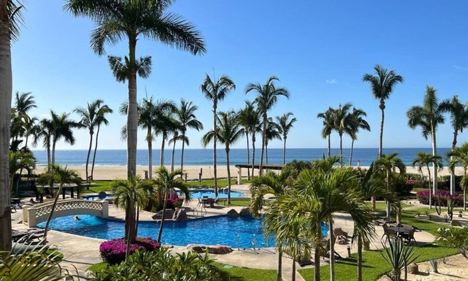 Zona Hotelera Condo | Luxurious Views and Gardens in Las Mananitas