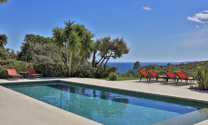 Plage de la Garonnette Villa | Luxurious Villa, large pool, splendid sea view, 5min walk to the beach