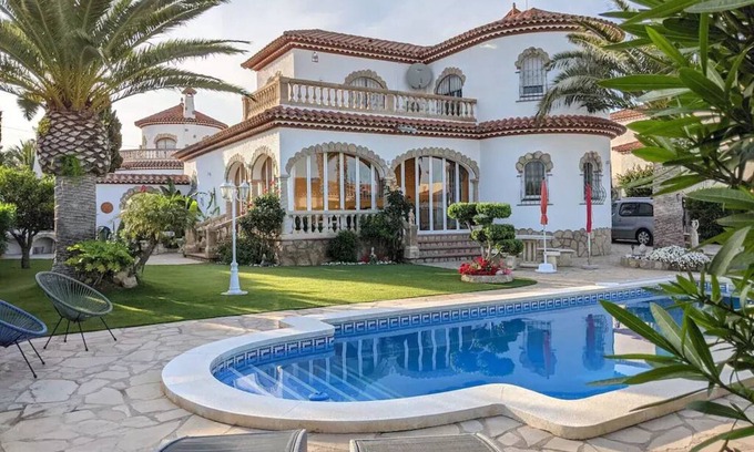 Miami Platja House | Luxurious villa, pool, air conditioning, fantastic garden directly in Miami Platja