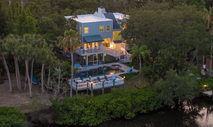Riverview Estates Villa | LUXURIOUS VILLA WATERFRONT NEAR SIESTA KEY BEACH
