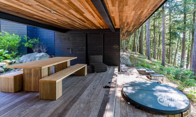 Port Carling Cottage | Luxuriously stunning 5bed 3bath retreat on Tucker Lake! Hot Tub!
