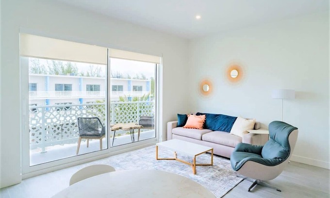 Seven Mile Beach Apartment | Luxury 1 bdr Apt w/Rooftop Pool + Onsite Dining