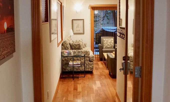Marina Peninsula Apartment | Luxury 1 Bedroom Unit, Walk To Venice Beach. Sleeps 4 - Baby Friendly