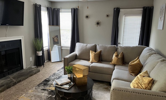 Sandy Springs Apartment | Luxury 1 bedroom with free amenities and parking to feel like home