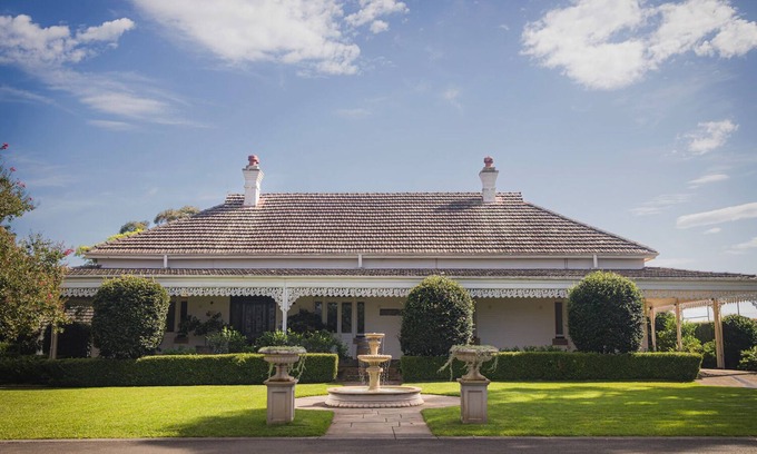 Albion Park House | Luxury 19th century estate!