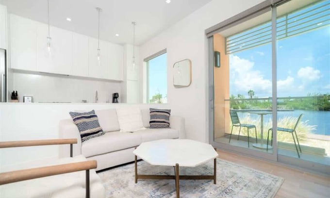 Seven Mile Beach Apartment | Luxury 1Bdr Waterfront Apt w/Pool, Hot Tub+ Gym