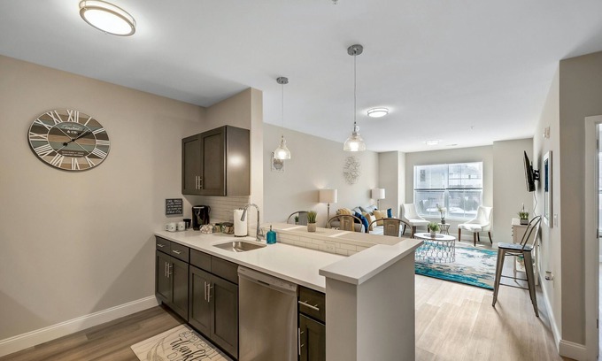 Newark Apartment | Luxury 1BR King -Easy Ride to NYC