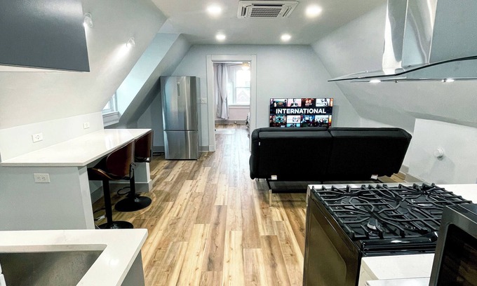 Clifton Heights Apartment | Luxury 1BR Loft near UC, DAAP, CCM, Hospital and Zoo w/Parking, 3FL
