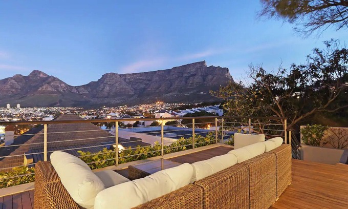 Cape Town City Centre Apartment | Luxury 2 bed Apartment l Pool + Mountain Views