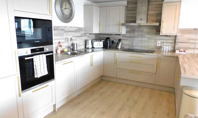 East End Apartment | Luxury 2 bed apt with stunning views & parking