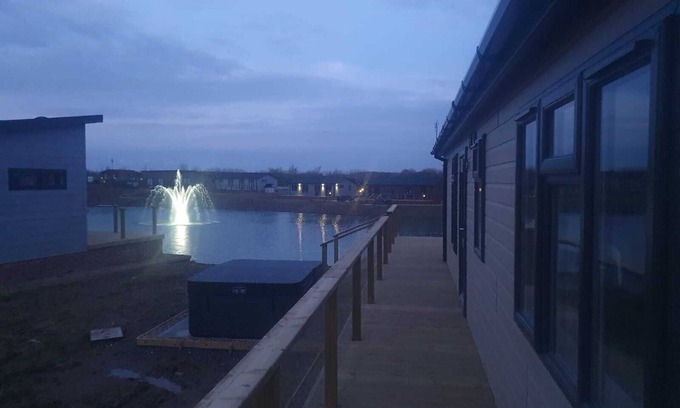 Arnold House | Luxury 2-bed Lodge in Routh, Hottub & Pet Friendly