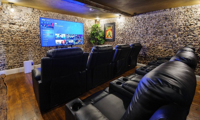 Saffron Walden House | Luxury 2 Bed Manor House Hot Tub Cinema Room SkyTV