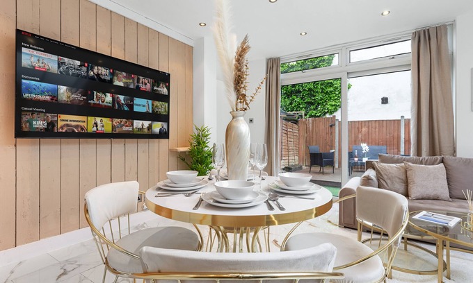 Southfield Apartment | Luxury 2 Bedroom w/Garden | 65 inch TV & Netflix