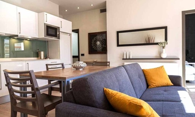 Gothic Quarter Apartment | Luxury 2 bedroom 2 bathroom apartment with balcony