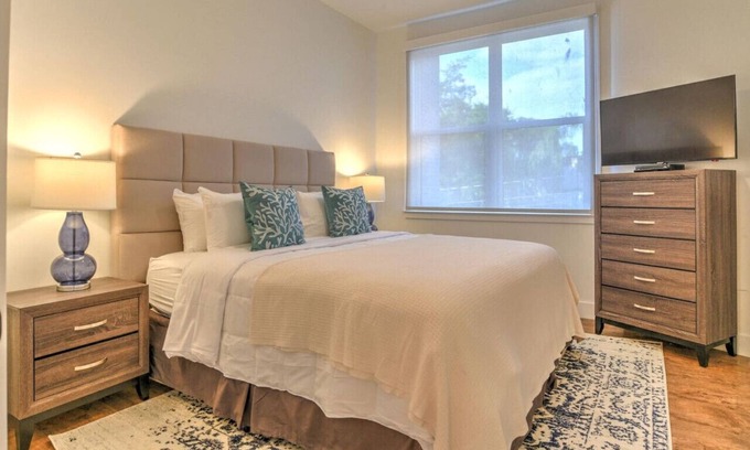 East End - Valley Street Apartment | Luxury 2 King 2 Bath Condo
