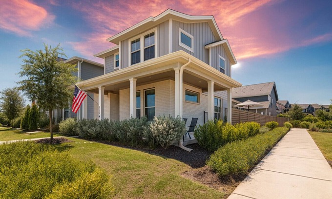Austin Condo | Luxury 2-Story Condo Hot Tub Gym Pool Airport
