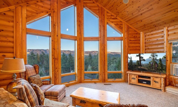 Whispering Forest Cabin | Luxury 2400 sqft Log Cabin! Panoramic views, game room, tiki bar, & Pets!