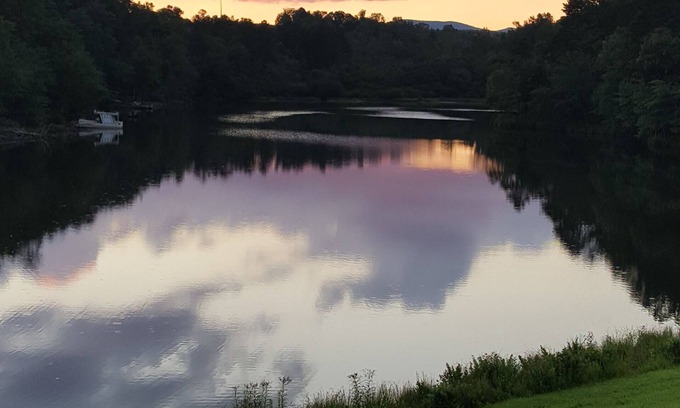 Dawsonville House | Luxury 2600ft house/cabin on the lake with 2 kayaks.