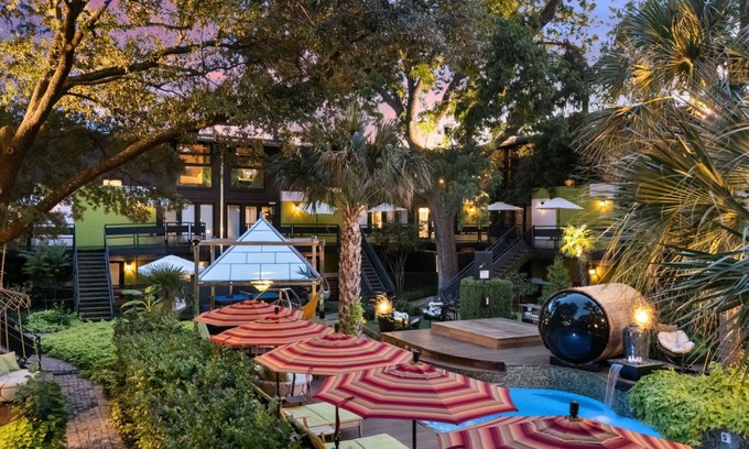 Old East Dallas Condo | Luxury 2BR/2BA condo in central Dallas featuring a private patio, designer interiors, and access to an award-winning resort courtyard with pool, jacuzzi, sauna, and lounge areas—perfect for business or leisure stays