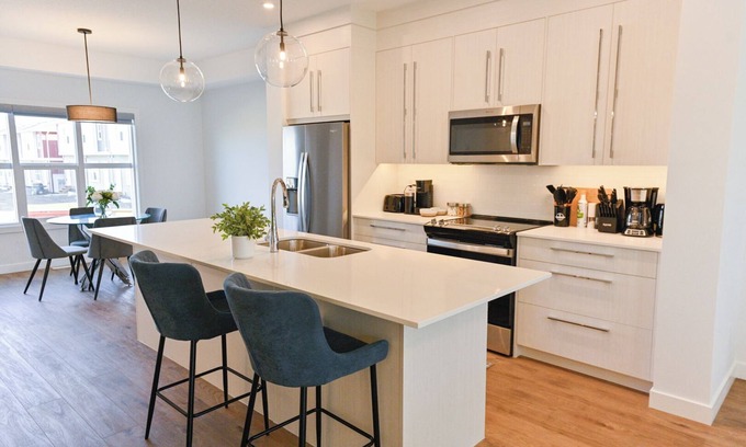 Chestermere House | LUXURY 3 BDRM 2.5 BATH TOWNHOME IN CHESTERMERE